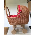 Rieten poppenwagen